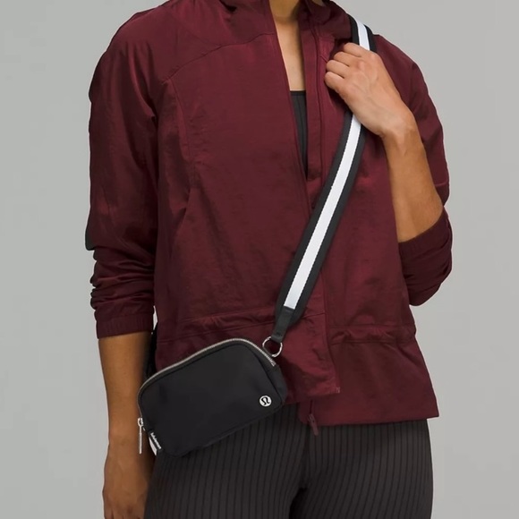 NWT Black/White Lululemon Crossbody Everywhere Belt Bag - Picture 3 of 6